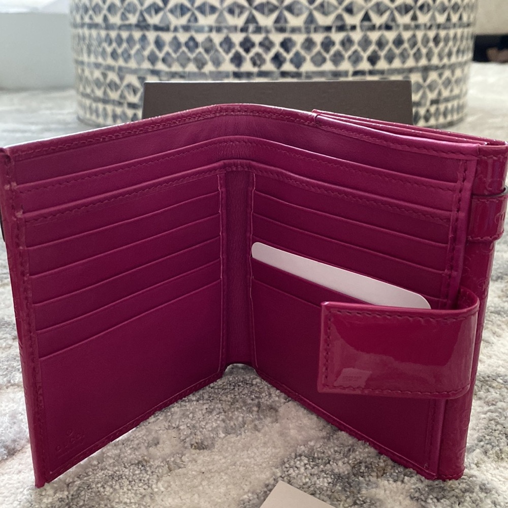 Nib Gucci Microguccissima Pattern Patent Wallet - image 3